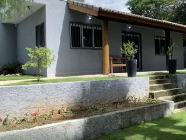 Casa com 03 quartos em Atibaia