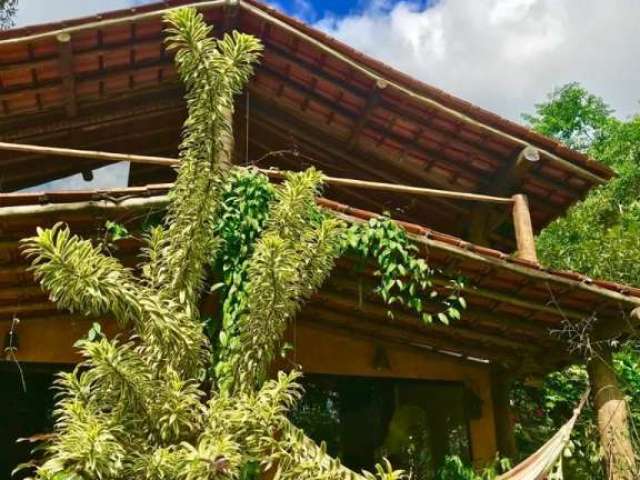 Casa maravilhosa em meio a natureza com cachoeira