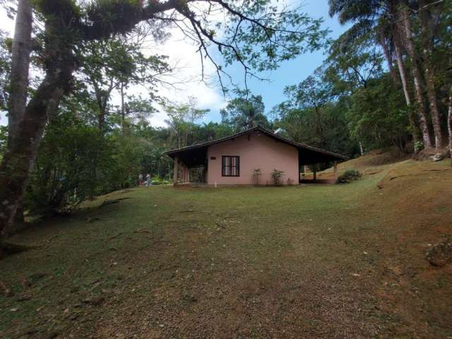 Casa com 3 dormitórios e terreno amplo - Corcovado