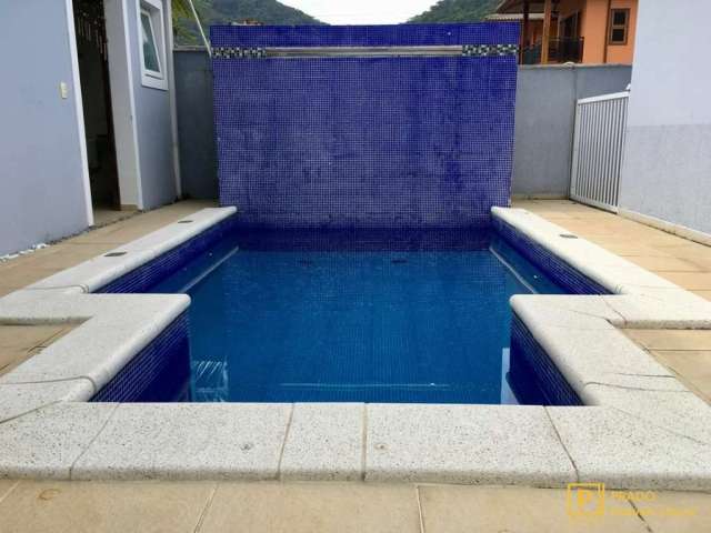 Casa em condomínio com 3 suítes, piscina, sauna, churrasqueira e segurança 24 horas. Alto Padrão.