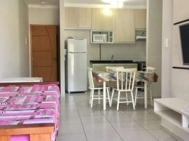 Apartamento com 02 dormitórios, sendo 01 suíte, varanda gourmet, 2 vagas de garagem e piscina com uma vista incrível.