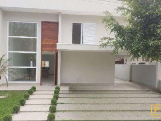 Casa Nova em Condomínio com 4 suítes, cozinha integrada com a sala, piscina, e churrasqueira.