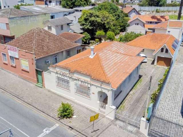 Casa Térrea com 4 quartos, 2 suíte e amplo terreno à venda, 420 m² por R$ 2.145.000 - São Francisco - Curitiba/PR