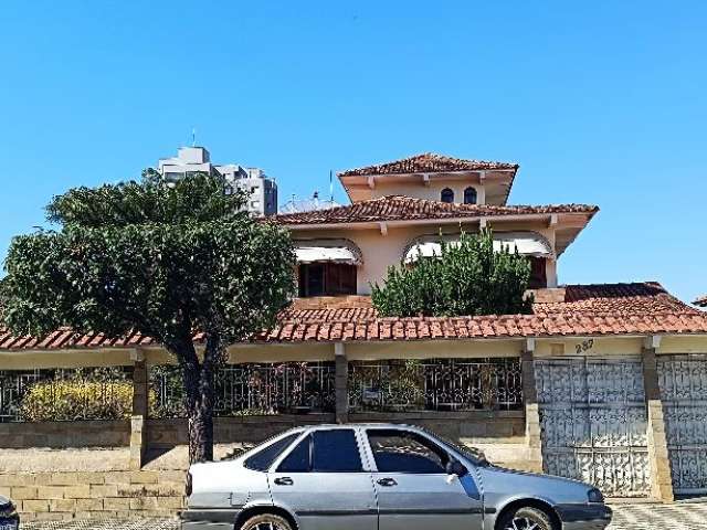 Casa estilo colonial no Centro de Pouso Alegre