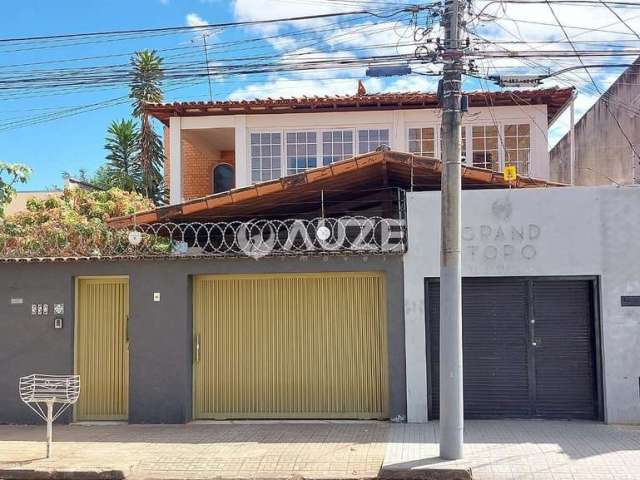 Casa Linda e Enorme em Ótimo Estado com Potencial Residencial e Comercial (2 pontos) em região priv