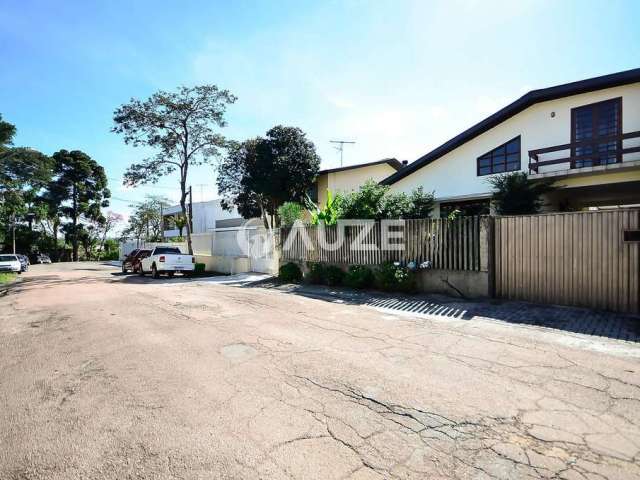 Casa averbada em rua tranquila no Bacacheri