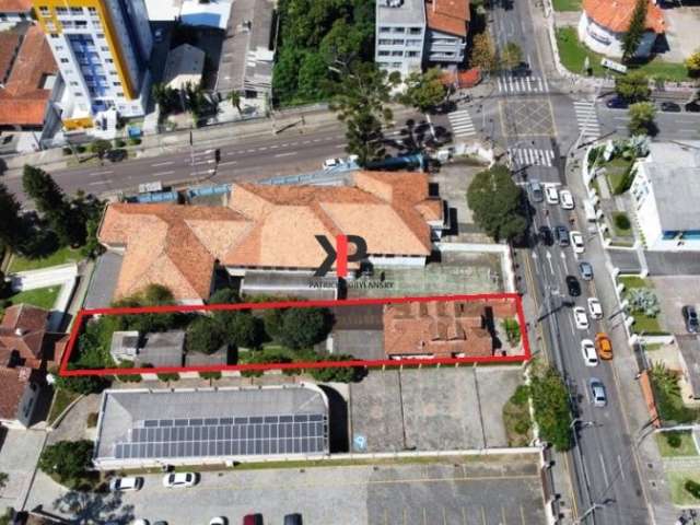 Terreno ZR-4 com 751 m2 e residência averbada. Localização Central!