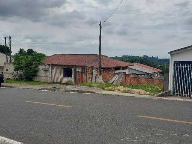 Terreno com duas casas de alvenaria e completa infraestrutura no Costeira - Oportunidade Única