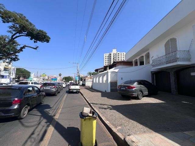 Casa comercial com 6 salas para alugar no Martins, Uberlândia  por R$ 18.000