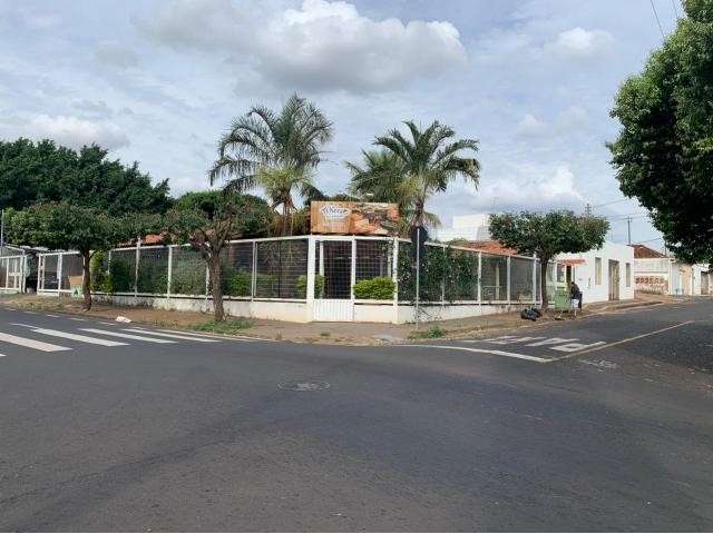 Casa comercial com 1 sala para alugar no Bom Jesus, Uberlândia  por R$ 6.000