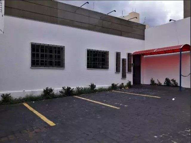 Casa comercial com 3 salas para alugar no Martins, Uberlândia  por R$ 4.800