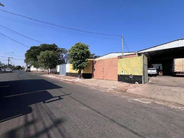 Barracão / Galpão / Depósito para alugar no Marta Helena, Uberlândia  por R$ 6.000