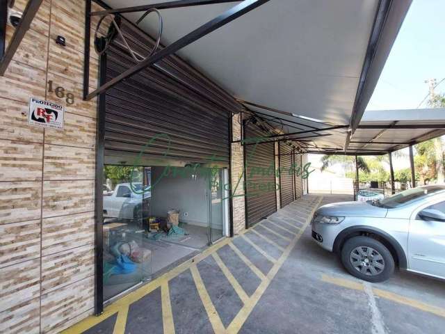 Sala térrea com vitrine para locação, esquina com R. Jaguaré