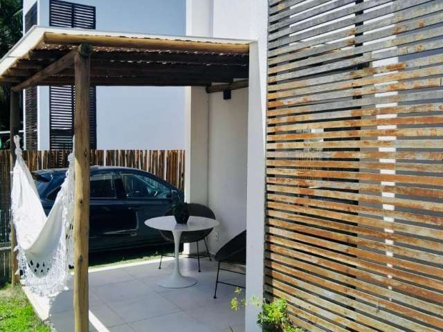 Casa com 2 Suítes e Jardim em Condomínio com Piscina!