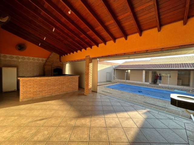 Excelente imóvel com Piscina a venda no Umuarama em Araçatuba - 300m³ de terreno