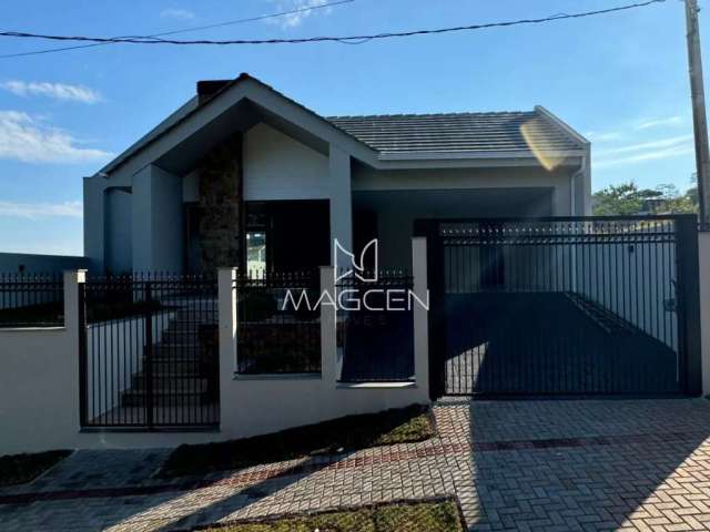 Casa á venda com piscina no Bairro Cadorin - CA382