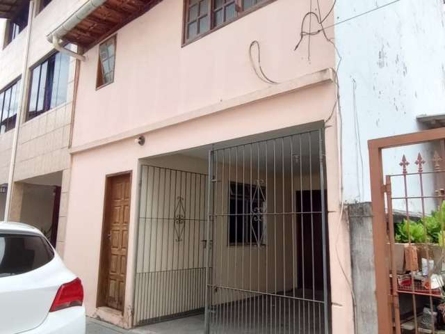 Vendo Casa Duplex  de vila com 3 qtos e garagem na Imbetiba/Macaé-RJ.