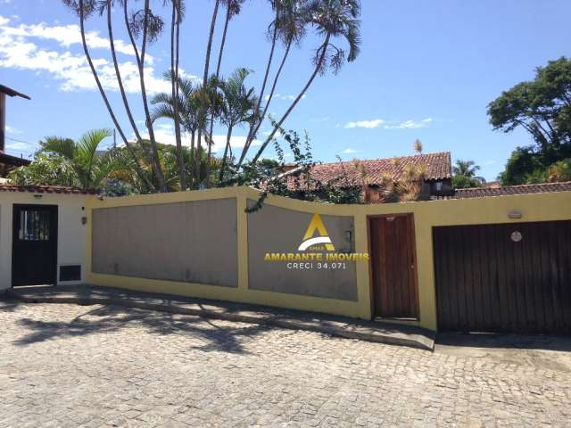 Vendo na Gloria Casa de Condomínio com 4 Quartos e 3 banheiros , piscina, quintal amplo , Macaé/RJ