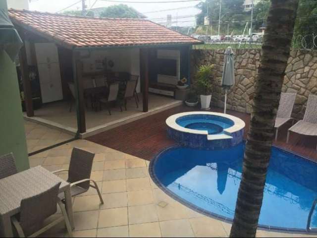 Excelente casa em condomínio fechado com lazer .