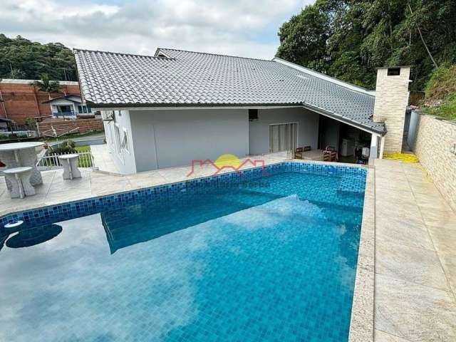 Casa Averbada Semi Mobiliada com Piscina no Glória