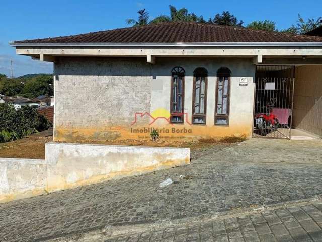 Casa Semi Mobiliada com Amplo Terreno e 03 Quartos