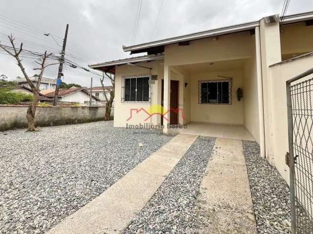 Casa Geminada com Amplo Terreno e 02 Quartos