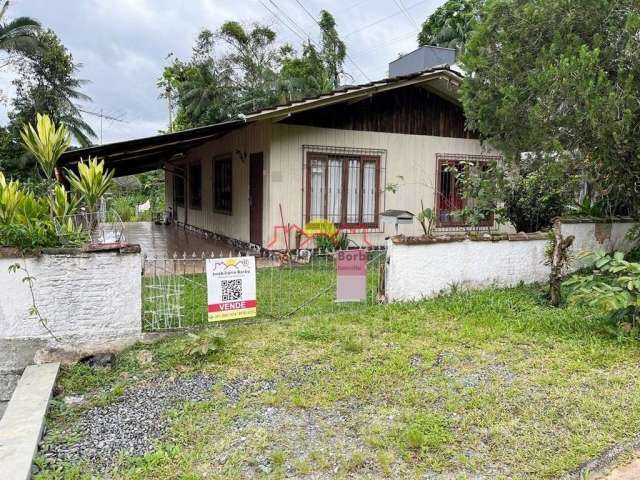 Casa com 03 Quartos e Amplo Terreno