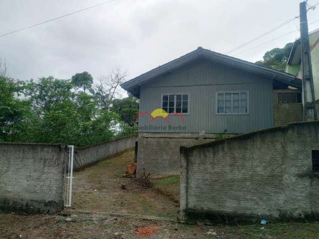 Casa de Madeira com Amplo Terreno