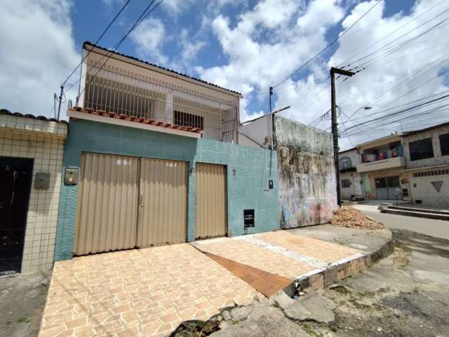 2 casas (Térreo e 1° andar) Disponíveis á venda no Bairro de Petrópolis - 220m²