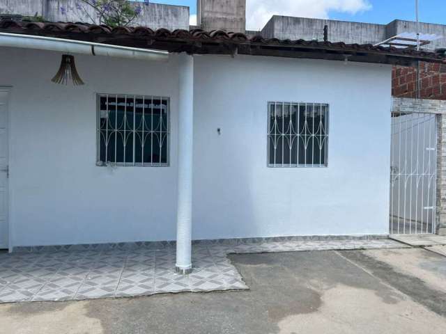 Casa em codomínio fechado com 3 dormitórios  disponível para locação no Benedito Bentes - 110m²