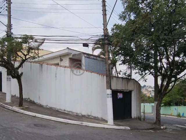 Grande casa em 2 andares, terreno de esquina.