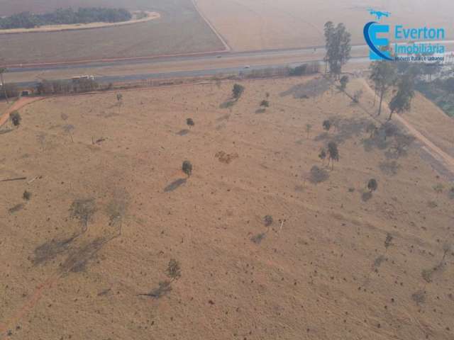 São 4 áreas de 20.000m.  cada, com topografia plana em Uberlândia-MG;