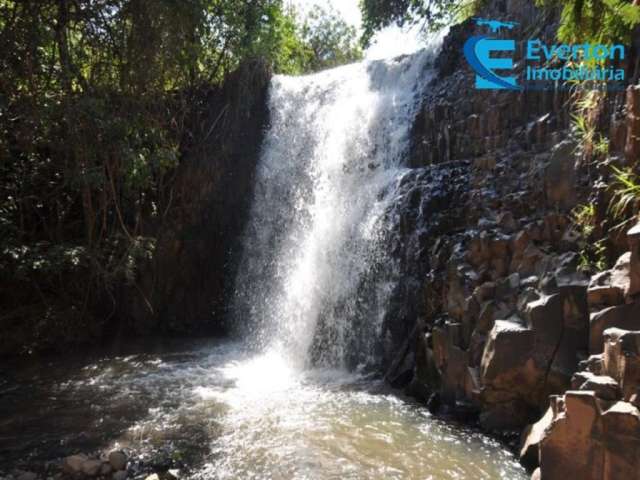 Sítio com 27 hectares e linda cachoeira, em Araguari - MG;