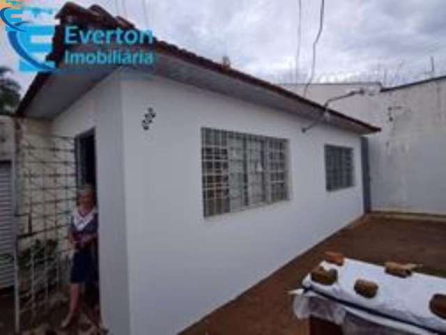 2 casas com 100 m² no total, em terreno de 400 m²