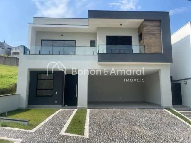 Casa alto padrão, com piscina e três suítes, em excelente condomínio