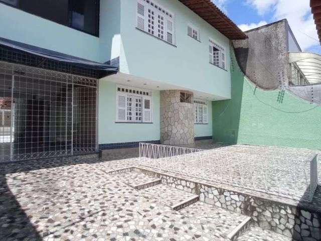 Casa para venda possui 328 metros quadrados com 6 quartos em Vila União - Fortaleza - CE