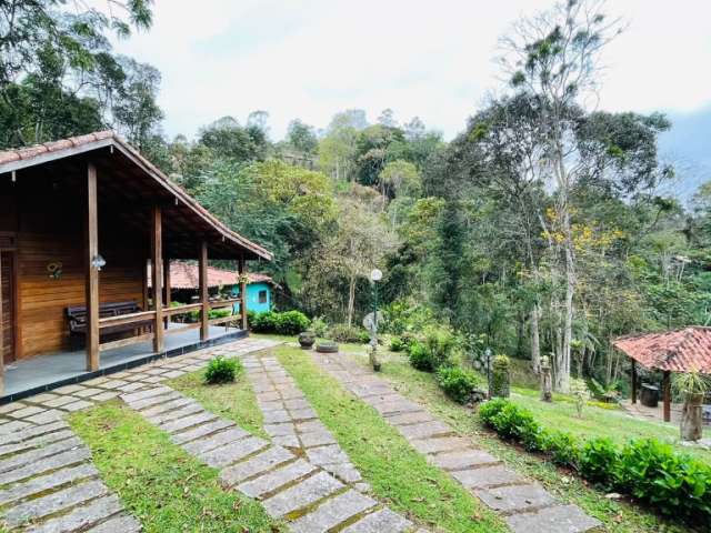 Chácara com 2 chalés, piscina, churrasqueira e vaga.