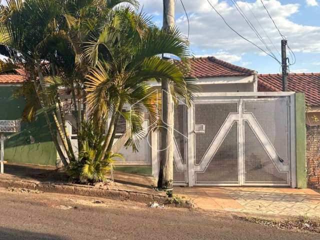 Casa em uma região calma próximo a escola, com a frente ampla.