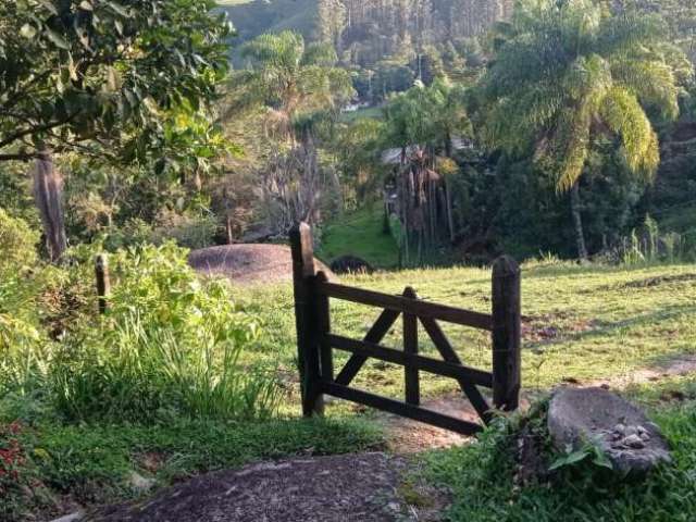 Chácara com cachoeira a 5 km de sfx