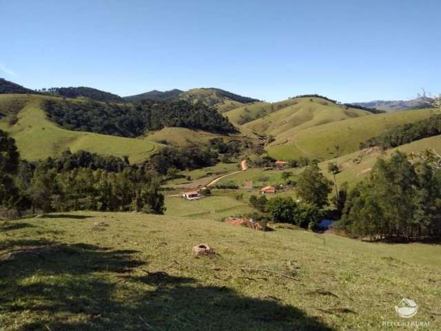 Sítio em cunha cercado por uma linda paisagem com água de mina e escritura ok