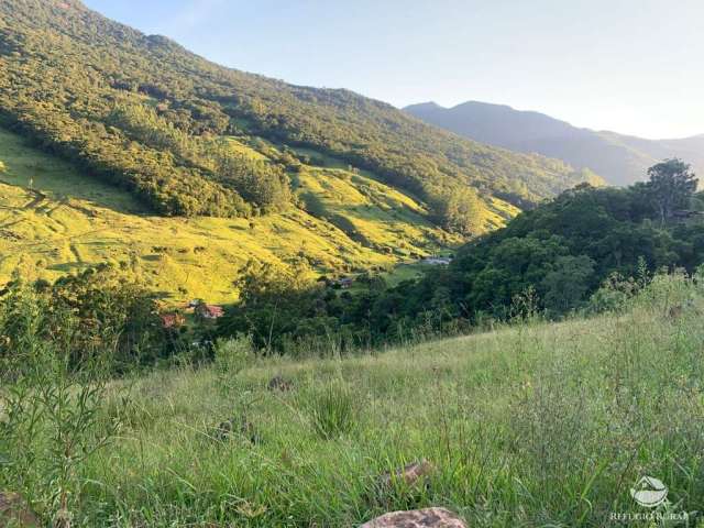 Terreno montanhoso em meio a linda paisagem