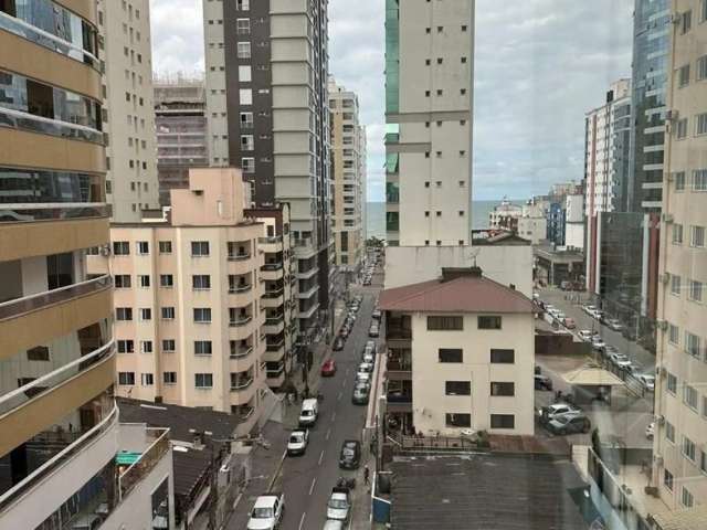 Apartamento mobiliado segunda quadra mar  na Meia Praia.