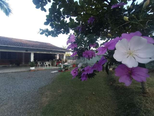 Casa térrea com amplo terreno no melhor do bairro Iririú