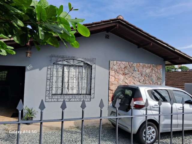 Casa térrea com 03 dormitórios no bairro Saguaçu