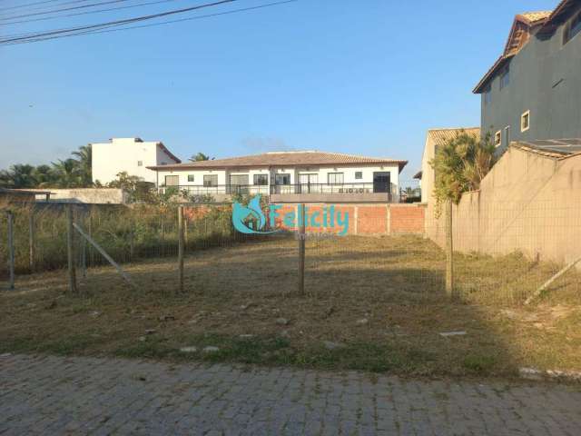 Terreno de 14m por 28m, 392m2 de área total na Praia do Foguete