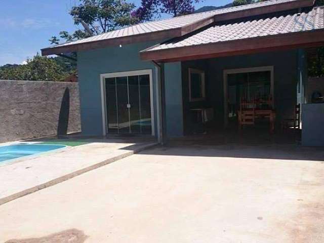 Casa com piscina na praia Massaguaçu