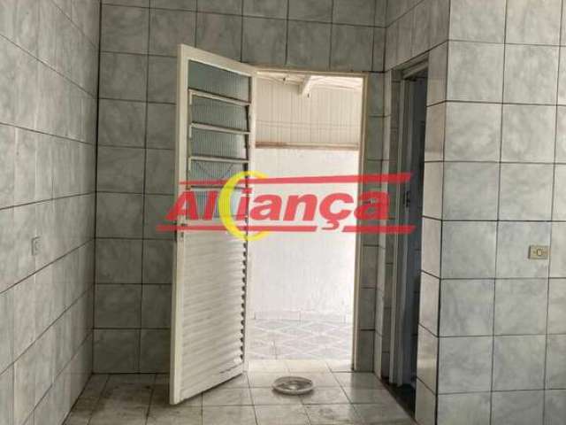 Casa com quartos para alugar,  52m² - Jardim Presidente Dutra - Guarulhos/SP - por R$750