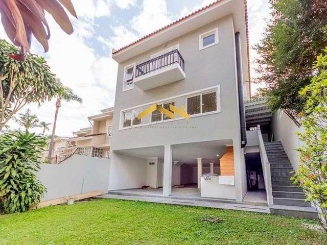 Casa à Venda com 222m², 3 dormitórios, 2 suítes, 2 salas e 4 vagas!!!