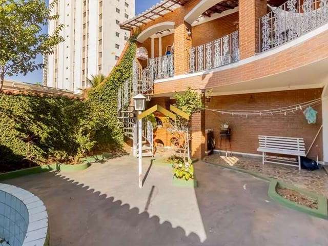 Casa à Venda com 333m², 4 dormitórios, 1 suíte, 3 salas e 8 vagas!!!