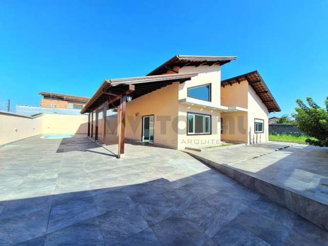 Casa com 3 Dormitórios e Piscina, Balneário dos Golfinhos  Caraguatatuba SP